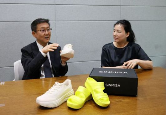 지난 16일 서울 양천구 목동 KT알파쇼핑 미디어센터에서 김준범(왼쪽), 윤진복(오른쪽) 신미사 공동대표가 아시아경제와 인터뷰하고 있다. 이서희 기자