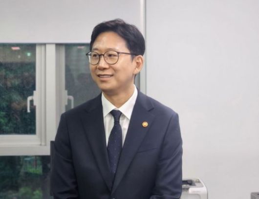 배경훈 신임 과학기술정보통신부 장관이 17일 기자들과 만나 이야기하고 있다. 사진=박유진 기자