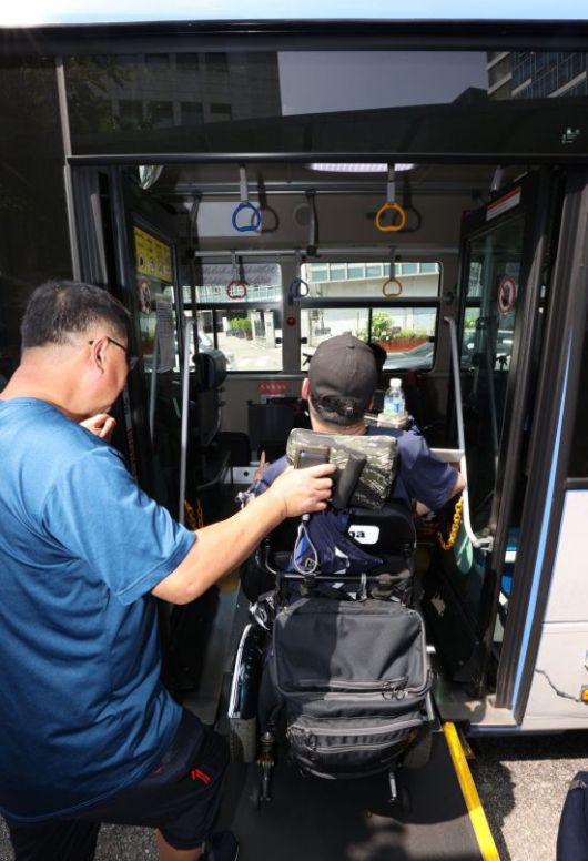 전국장애인차별철폐연대가 연 '제17차 버스행동'에서 활동가들이 저상버스에 타고 있다. 연합뉴스