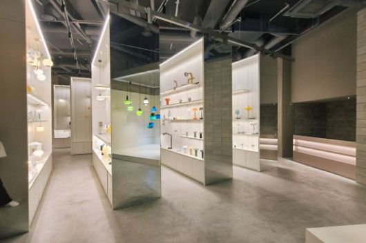 지하 1층 '라이브러리'에는 다양한 조명들이 진열돼 있고 통거울이 공간감을 더하고 있다. 사진=최호경 기자