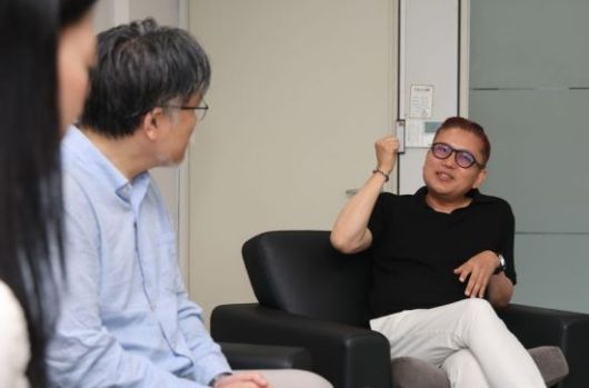 강성용 서울대 교수가 서울 서울대학교 아시아연구소에서 김대식 교수, 김혜연 안무가와 인터뷰를 하고 있다. 윤동주 기자