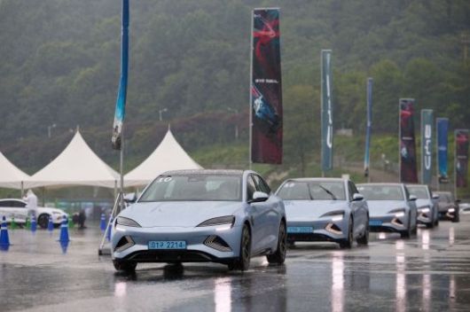 비야디(BYD)가 16일 경기도 용인 스피드웨이에서 개최한 '씰 미디어 트랙 데이'에서 씰이 트랙을 돌고 있다. BYD