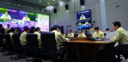 이재명 대통령이 18일 정부서울청사 중앙재난안전상황실 서울상황센터에서 집중호우 대처상황 점검회의를 주재하고 있다. 연합뉴스