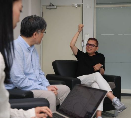 강성용 서울대 교수가 서울 서울대학교 아시아연구소에서 김대식 교수, 김혜연 안무가와 인터뷰를 하고 있다. 윤동주 기자