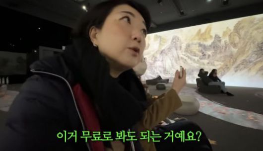 한국 관광을 온 일본인 가족들이 국립중앙박물관의 전시를 보며 감탄하고 있다. 유튜브 채널 '미노리일기'