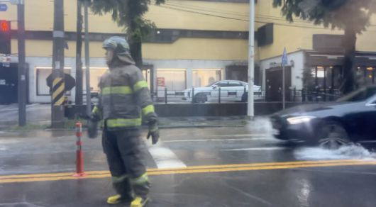 광주 도심 한 교차로에서 소방대원이 침수 위험 구간 차량 통제를 진행하고 있다. 이날 오전부터 광주 곳곳에는 안전안내문자가 연이어 발송됐다. 송보현 기자
