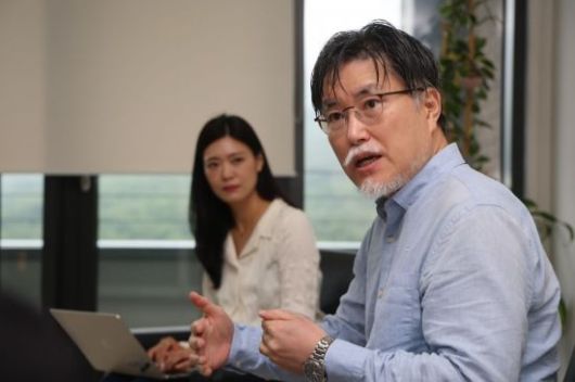 강성용 서울대 교수가 서울 서울대학교 아시아연구소에서 김대식 교수, 김혜연 안무가와 인터뷰를 하고 있다. 윤동주 기자