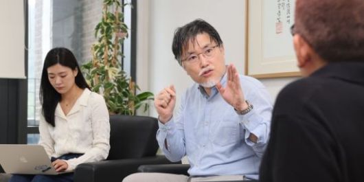 강성용 서울대 교수가 서울 서울대학교 아시아연구소에서 김대식 교수, 김혜연 안무가와 인터뷰를 하고 있다. 윤동주 기자