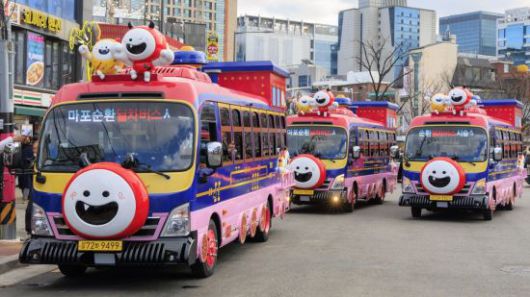 레드로드를 지나는 마포순환열차버스. 마포구 제공.