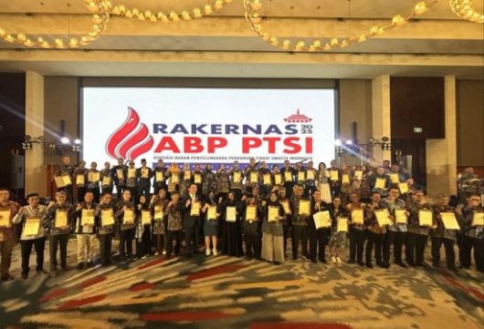 인도네시아 사립대학연합회 참석 인사들이 카메라 앞에 섰다.