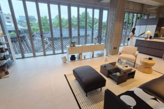 2층 '스타일링 스튜디오'에는 좌측 폴딩 도어 너머로 한옥 지붕이, 우측에는 '오늘의집 키친' 등 현대식 인테리어가 어우러진다. 사진=최호경 기자