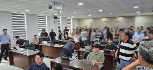 19일 오후 3시 무안국제공항 관리동 3층 대 회의실에서 진행될 예정이었던 제주항공 7C2216편 폭발 사고 '엔진 정밀 조사 결과' 언론 브리핑장에 유가족들이 들어와 항의를 하고 있다. 민찬기 기자