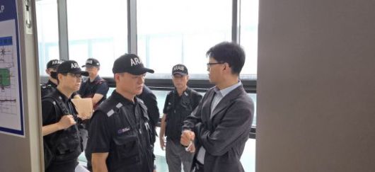 19일 오후 4시 전남 무안국제공항 관리동 3층 대회의실 문 밖에서 항공·철도사고조사위원회가 설명을 듣고 있다. 민찬기 기자