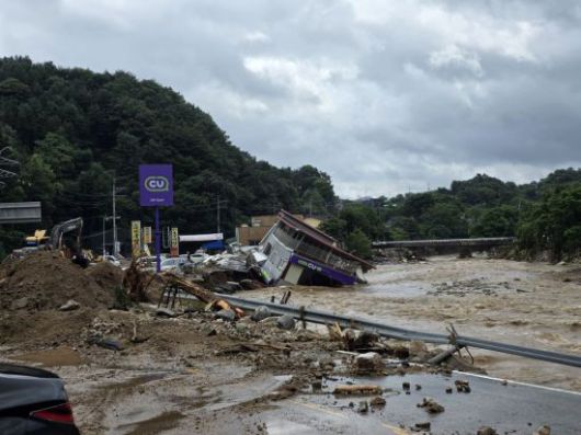 20일 오전 경기 가평군에서 집중호우로 편의점 건물이 무너져 내린 모습. 연합뉴스 제공