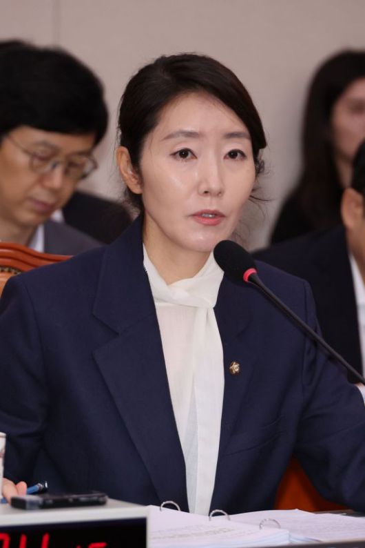 강선우 여성가족부 장관 후보자가 14일 국회 여성가족위원회에서 열린 인사청문회에서 위원의 질문에 답하고 있다. 연합뉴스