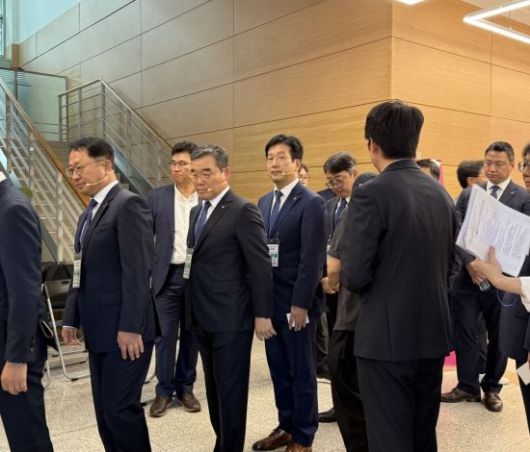 김보현 대우건설 사장(왼쪽 앞줄 두번째)과 임원들이 20일 서울 강남구 세텍 컨벤션센터에서 열린 '개포우성7차 시공자 선정 1차 합동홍보설명회'에 입장하고 있다.