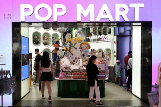 중국 상하이에 있는 팝마트 플래그십 스토어를 방문한 사람들. 로이터연합뉴스.