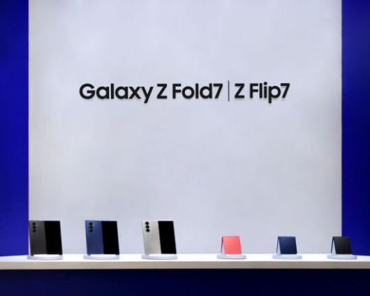 12일 더현대 서울에 오픈한 '갤럭시 스튜디오' 에 전시된 갤럭시 Z 폴드7·플립7. 삼성전자 제공