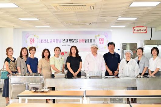 이현재 하남시장(오른쪽 다섯 번째)이 지난 21일 하남고등학교를 찾아 고3 학생들에게 배식을 마친 뒤 오성애 교육장, 하남시의회 정병용 부의장과 최훈종 도시건설위원장, 박미정 하남고 학부모회 회장 등과 기념촬영을 하고 있다.  하남시 제공