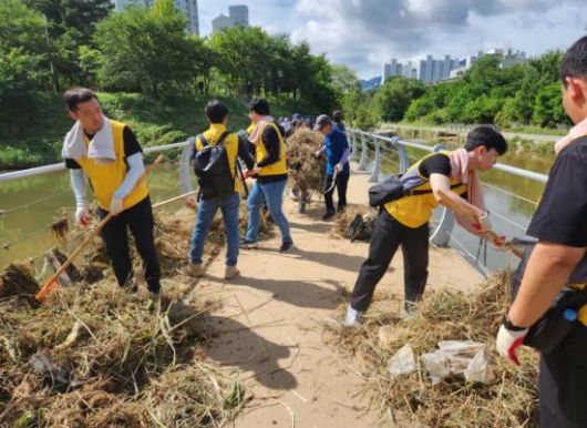 23일 경기 의정부시 수해 피해 마을에서 수도권 및 GTX본부 직원 봉사단이 환경정비 활동에 손을 보태고 있다. 국가철도공단 제공