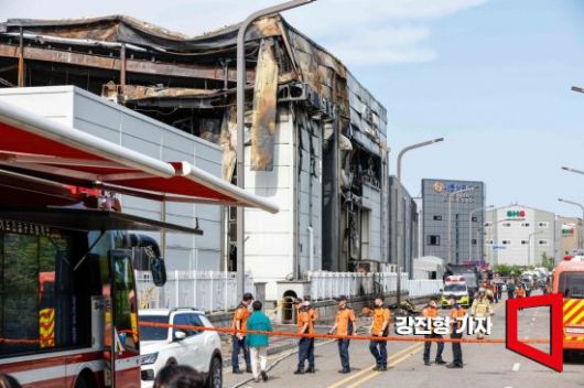 지난해 6월 경기 화성시 일차전지 제조 공장 화재 현장에서 소방대원들이 분주히 움직이고 있다. 사진=강진형 기자aymsdream@