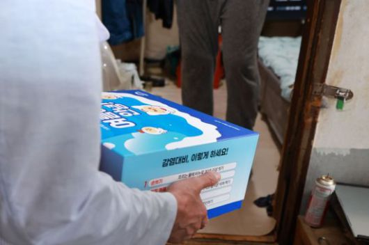 희망브리지 직원이 서울 중구 쪽방촌을 찾아 폭염·감염병 대응키트를 전달하고 있다. 희망브리지