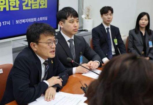 국회 보건복지위원회 박주민 위원장(맨 왼쪽)이 지난 14일 국회에서 대한전공의협의회와 중증·핵심의료 재건을 위한 간담회를 하고 있다. 사진=김현민 기자