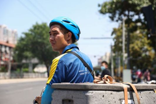 최근 중국 배달 업체들은 쿠폰을 대량으로 쏟아내며 저가 경쟁을 벌였다. 중국 배달원이 스쿠터를 타고 베이징을 달리고 있다. 기사 이해를 돕기 위한 사진. EPA연합뉴스.