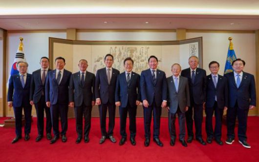 이재명 대통령이 지난달 13일 서울 용산 대통령실 청사에서 6경제단체·기업인 간담회 참석자와 기념촬영을 하고 있다. 왼쪽부터 최진식 한국중견기업연합회 회장, 구광모 LG그룹 회장, 신동빈 롯데그룹 회장, 정의선 현대차그룹 회장, 이재용 삼성전자 회장, 이 대통령, 최태원 SK그룹 회장 겸 대한상공회의소 회장, 손경식 한국경영자총협회장, 류진 한국경제인협회장, 윤진식 한국무역협회장, 김기문 중소기업중앙회장. 대통령실