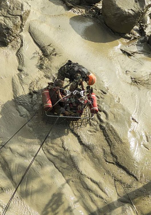 8일(현지시간) 네팔 군인들이 라수와가디 지역에서 홍수로 물에 빠진 이재민을 구조하고 있다. EPA연합뉴스