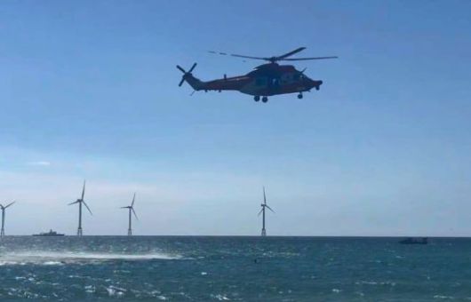 25일 제주시 곽지해수욕장 인근 바다에서 소방헬기가 구조한 30대 물놀이객을 병원으로 이송하고 있다. 제주도소방안전본부