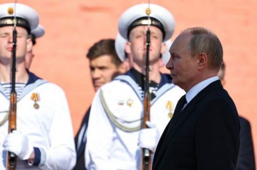 24일(현지시간) 블라디미르 푸틴 러시아 대통령이 세베로드빈스크 항구에서 열린 신형 핵잠수함 진수식에 참석한 모습. AFP연합뉴스