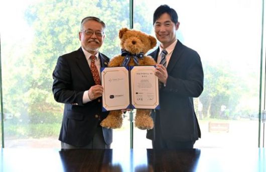 김민 테디벨리 골프앤리조트 부회장(오른쪽)과 김원섭 KPGA 회장이 투어 챔피언십 개최 협약식을 마친 뒤 기념 촬영을 하고 있다. 사진제공=KPGA