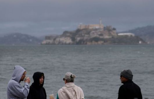 지난 22일 샌프란시스코 방문객들이 추운 날씨에 후드 집업을 입고 있다. 게티이미지연합뉴스