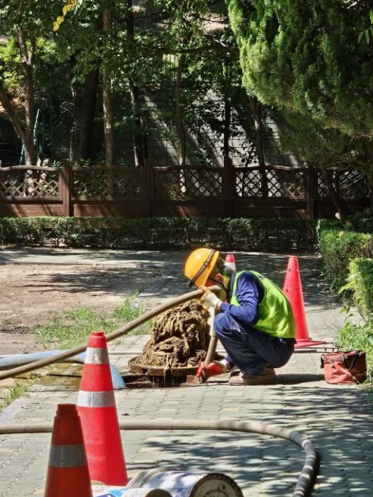 정화조 청소 노동자가 서울 중구의 한 아파트에서 분뇨 정화조 청소 호스를 들고 있다. 박승욱 기자
