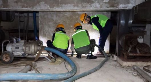 본지 기자(가운데)가 서울 중구의 한 아파트에서 분뇨 정화조 청소를 체험하고 있다. 윤동주 기자