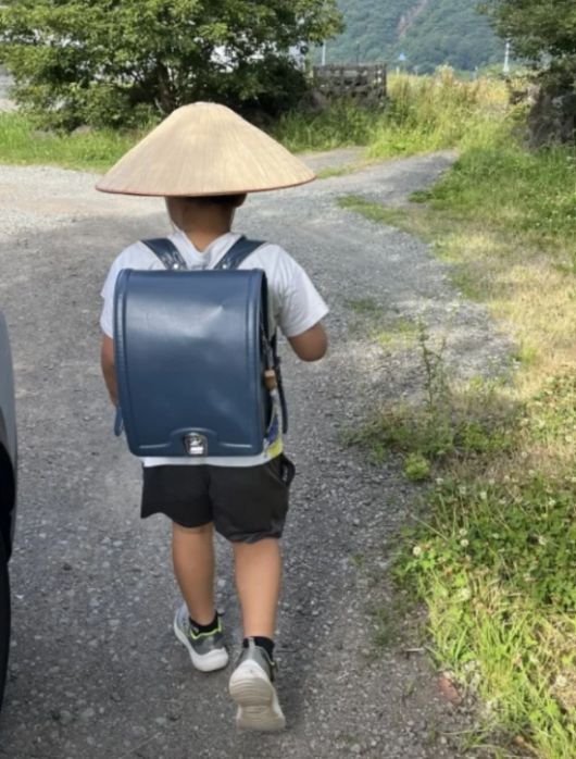 삿갓형 양산을 쓴 일본의 한 초등학생. 엑스(X) 캡처