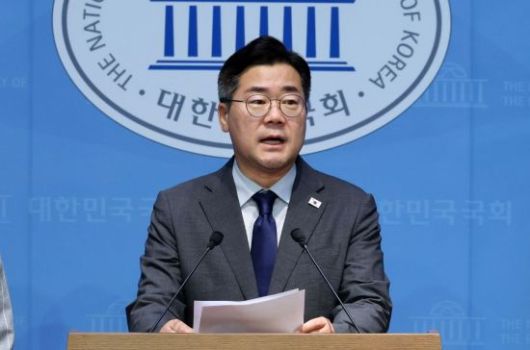 박찬대 더불어민주당 당대표 후보가 지난 25일 국회 소통관에서 윤석열 전 대통령 체포영장 집행 저지에 나섰던 국민의힘 의원 45인에 대한 제명 촉구 결의안 발의 계획을 밝히고 있다. 김현민 기자