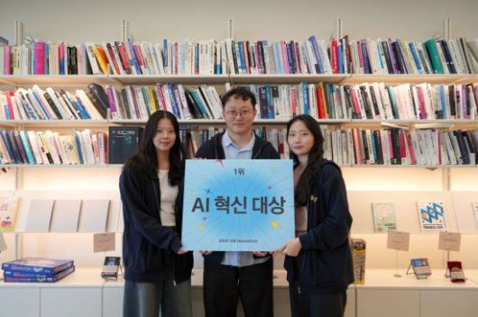 카카오 사내 해커톤인 '2025 10K'에서 1위를 차지한 김수정, 신호석, 홍민주 개발자(왼쪽부터)가 아시아경제와의 인터뷰 후 기념촬영을 하고 있다. 카카오 제공