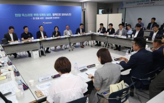 한성숙 중소벤처기업부 장관이 30일 서울 종로 소진공 서울중부센터에서 열린 ‘제1회 소상공인 회복 및 안전망 강화를 위한 릴레이 간담회’에서 발언을 하고 있다. 이날 간담회에는 소상공인을 비롯해 소상공인연합회장, 전국상인연합회장, 외식업중앙회장, 수퍼마켓협동조합연합회장 등이 참석했다. 조용준 기자