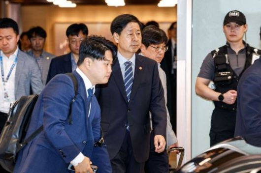 미국 측의 요청으로 한미 2+2 통상 협의가 돌연 연기된 24일 인천국제공항 제2여객터미널에서 구윤철 경제부총리 겸 기획재정부 장관이 출국을 취소하고 공항을 나서고 있다. 2025.7.24. 강진형 기자