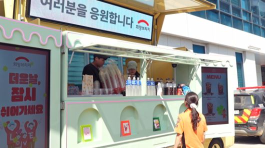 희망브리지 직원이 집중호우 대응에 나선 소방공무원에게 도시락을 전달하고 있다. 희망브리지