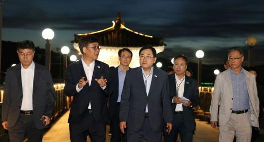 최휘영 문화체육관광부 장관(왼쪽 두 번째)이 지난달 31일 취임 후 첫 일정으로 '아시아태평양경제협력체(APEC) 정상회의’ 개최지인 경주를 찾아 야간 경관 조성 현장을 살펴보고 있다.    [사진 제공= 문화체육관광부]