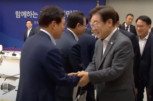 박완수 경남도지사(왼쪽)와 이재명 대통령이 전국 시·도지사 간담회에서 인사를 나누고 있다. 경남도 제공
