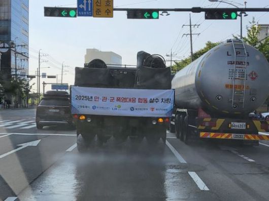 살수차로 활용 중인 군부대 제독차량. 고양특례시 제공