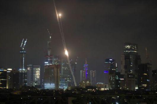 지난 6월 이스라엘 텔아비브에서 이란의 탄도미사일을 요격하고 있는 이스라엘 방공미사일의 모습. EPA연합뉴스