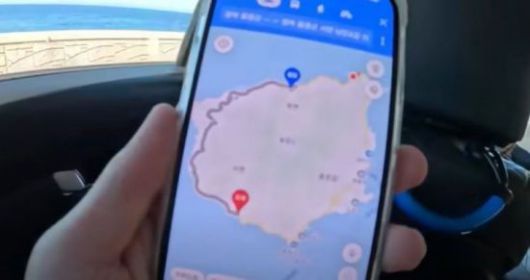 울릉도를 방문한 유튜버 ‘웅이‘가 휴대전화 지도 애플리케이션을 통해 도착지와 반대 방향으로 향하고 있는 모습을 확인하고 있다. 사진 = 웅이 유튜브 채널