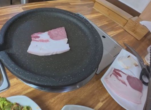 지난달 19일 유튜브에 올라온 울릉도의 한 고깃집 식사 장면. 사진 = 꾸준 유튜브 채널 캡처