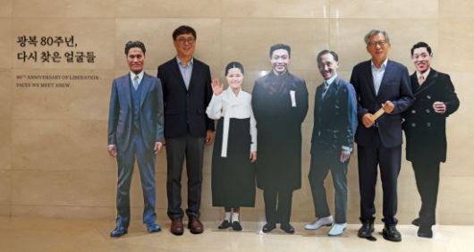 최휘영 문화체육관광부 장관(왼쪽 두 번째)과 유홍준 국립중앙박물관장(오른쪽 두 번째)이 3일 서울 용산구 국립중앙박물관 특별전 ''광복 80주년, 다시 찾은 얼굴들' 전시실 앞에 설치된 독립운동가 5인의 등신대를 배경으로 기념사진을 찍고 있다.   [사진 제공= 문화체육관광부] 함께 박물관 현장을 둘러보고 기념촬영을 하고 있다.