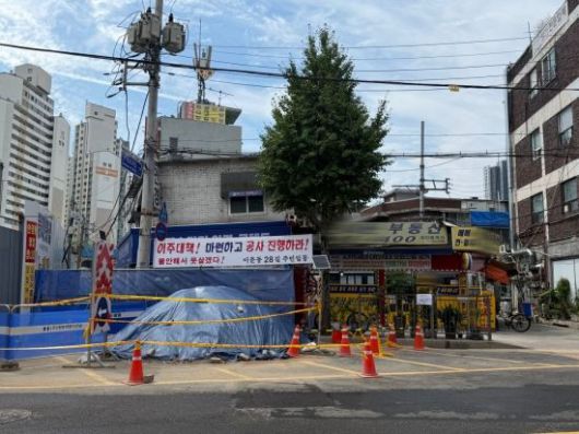 지난달 30일 찾은 동대문구 이문동 신이문역 인근 지반침하 사고 현장에서 출입을 제한하는 펜스가 설치돼있고 이주대책 마련을 촉구하는 현수막이 걸려있다. 한진주 기자